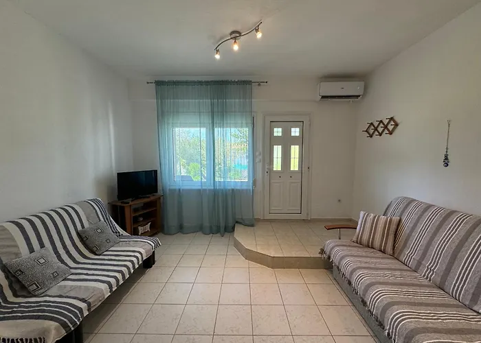 דירה Family House For Rent מטהמורפוסי